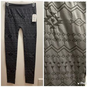 Hippie Rose Women’s Aztec Charcoal Biadere Fleece Legging. Size S